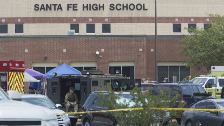 Police rush to the scene at Santa Fe High School in Texas. Photo courtesy France 21.