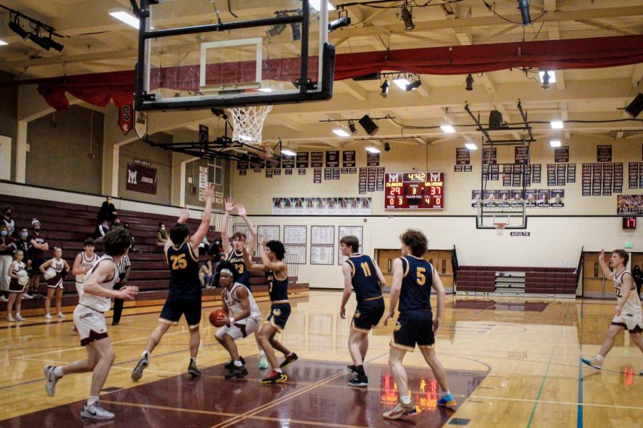Bellevue Ekes Out Victory Over MIHS Boys Basketball